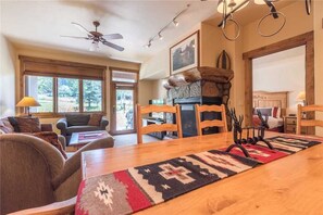 Huoneisto, useita sänkyjä (3106 Champagne Lodge, Trappeur's Cros) | Ruokailu omassa huoneessa