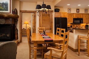 In-room dining - 3106 Champagne Lodge, Trappeur's Crossing Apartment 2 SimplySteamboat (Steamboat Springs)