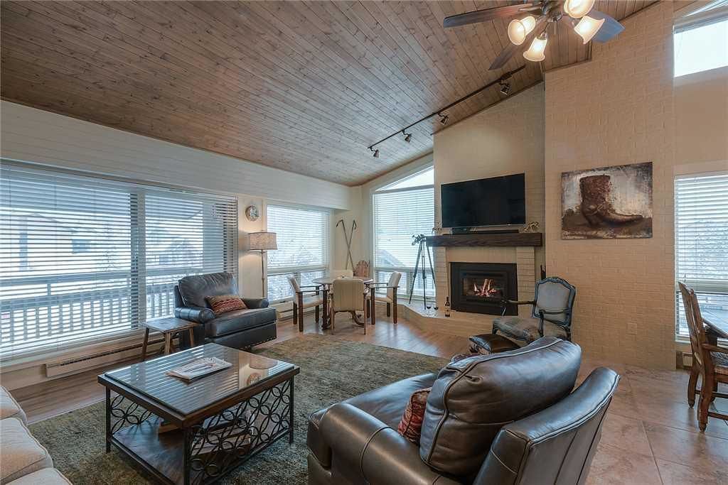 Apartment | Living area | TV, fireplace, DVD player