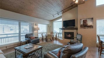 Apartment | Living area | TV, fireplace, DVD player