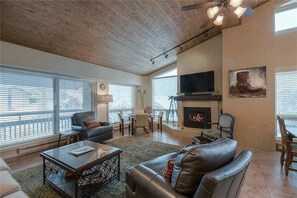 公寓 | 起居區 | 電視、壁爐、 DVD 播放機