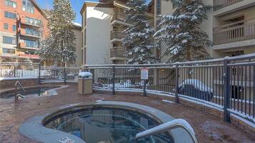 Apartment | Outdoor spa tub