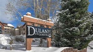 Une enseigne en bois portant l’inscription « Dulany at the Gondola » et le numéro « 2288 ».