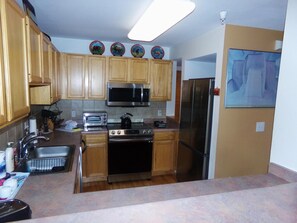 タウンホーム ベッド (複数台) (Forest Park 3 bed 4 Bath Twnhm HTJM) | 専用キッチン | 大型冷蔵庫、電子レンジ、オーブン、食器洗い機