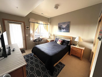 Forest Park 3 Bed 4 Bath Townhome