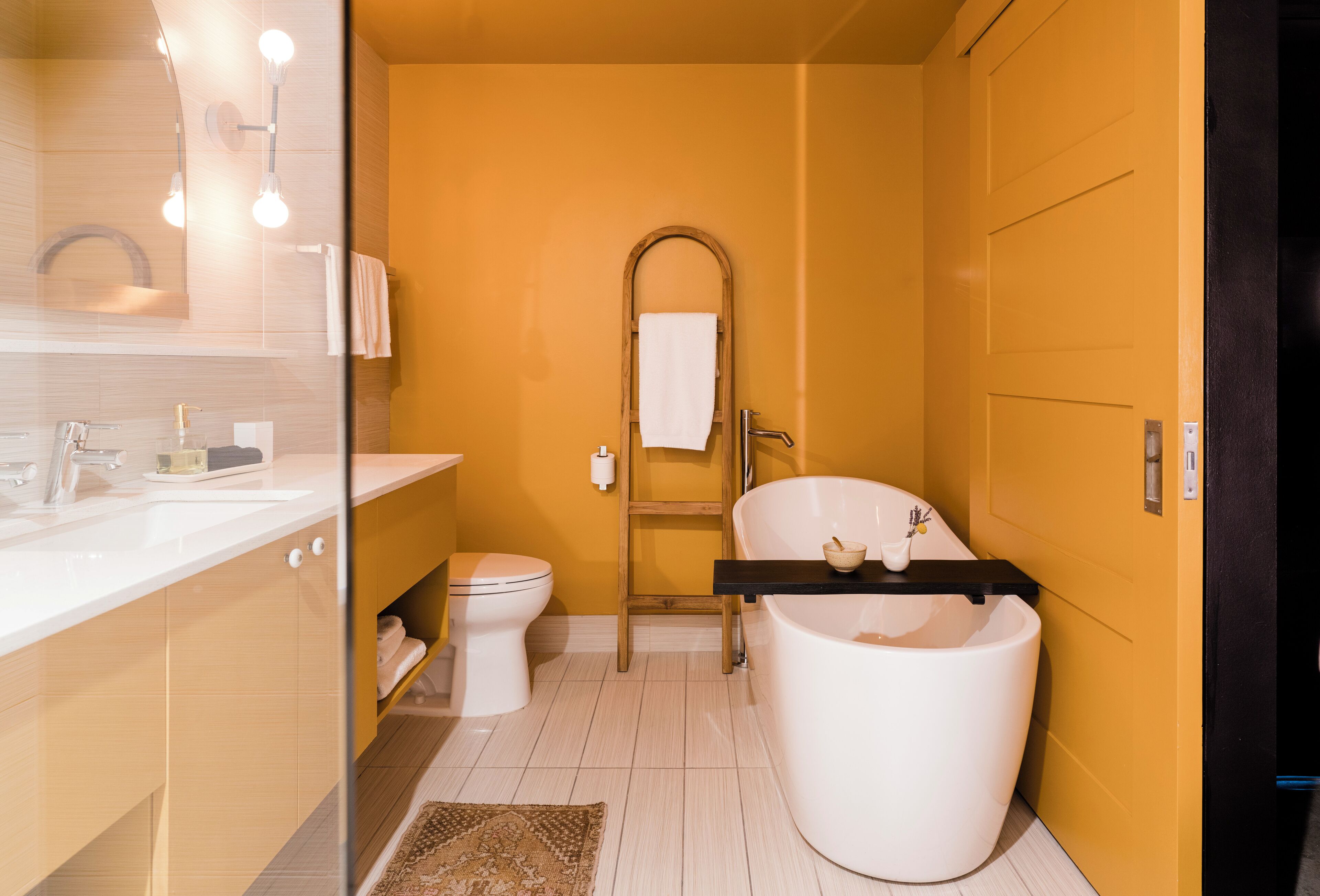 deluxe room, 1 king bed, non smoking (medium plus) | bathroom | free toiletries, hair dryer, bathrobes, towels