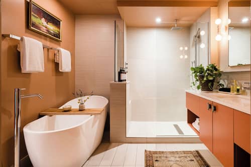 Suite Junior, 1 très grand lit, non-fumeur (Large) | Salle de bain | Articles de toilette (gratuits), séchoir à cheveux, peignoirs