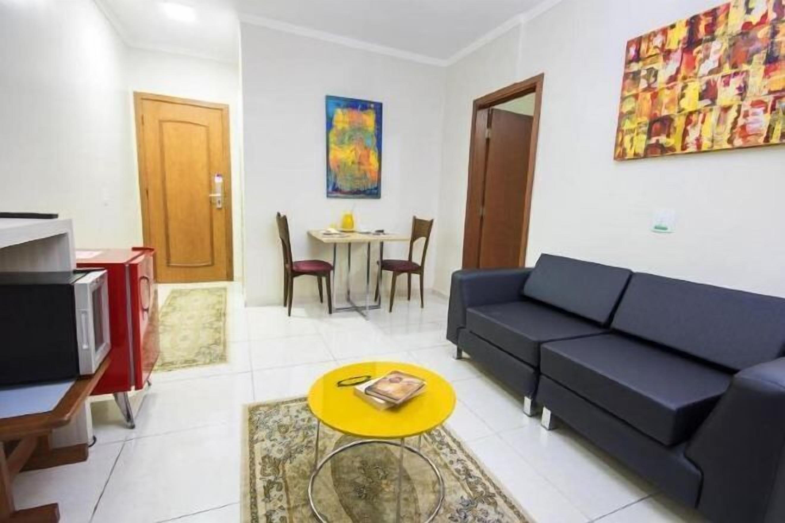 Aire de séjour | Téléviseur à écran plat de 32 po avec télévision par câble, téléviseur