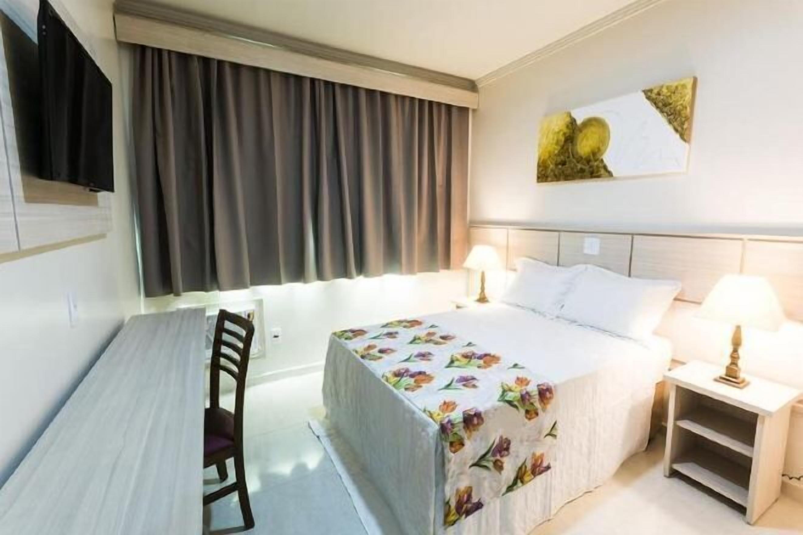 Escritorio, espacio para trabajar con laptop y cortinas blackout 