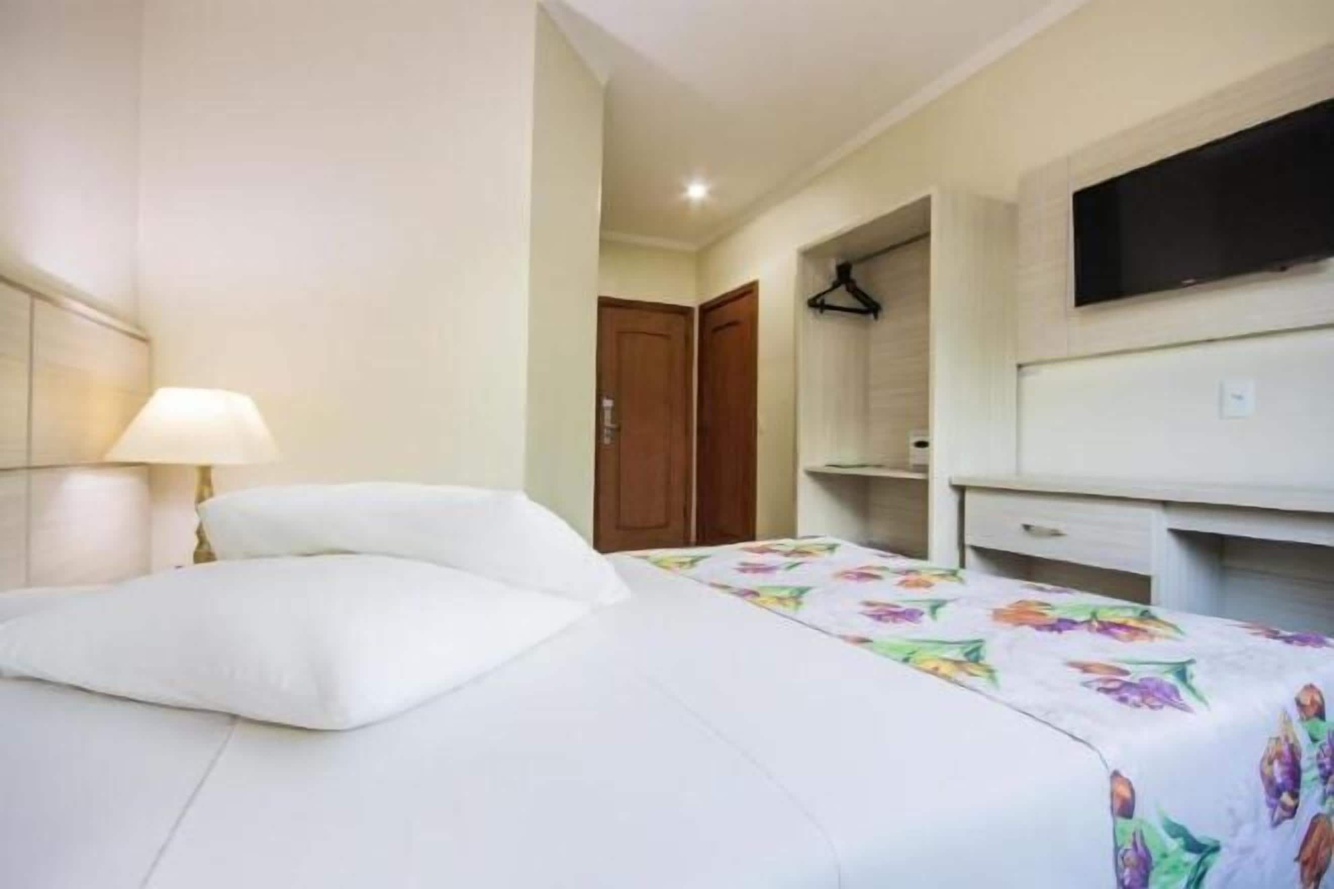 Escritorio, espacio para trabajar con laptop y cortinas blackout 