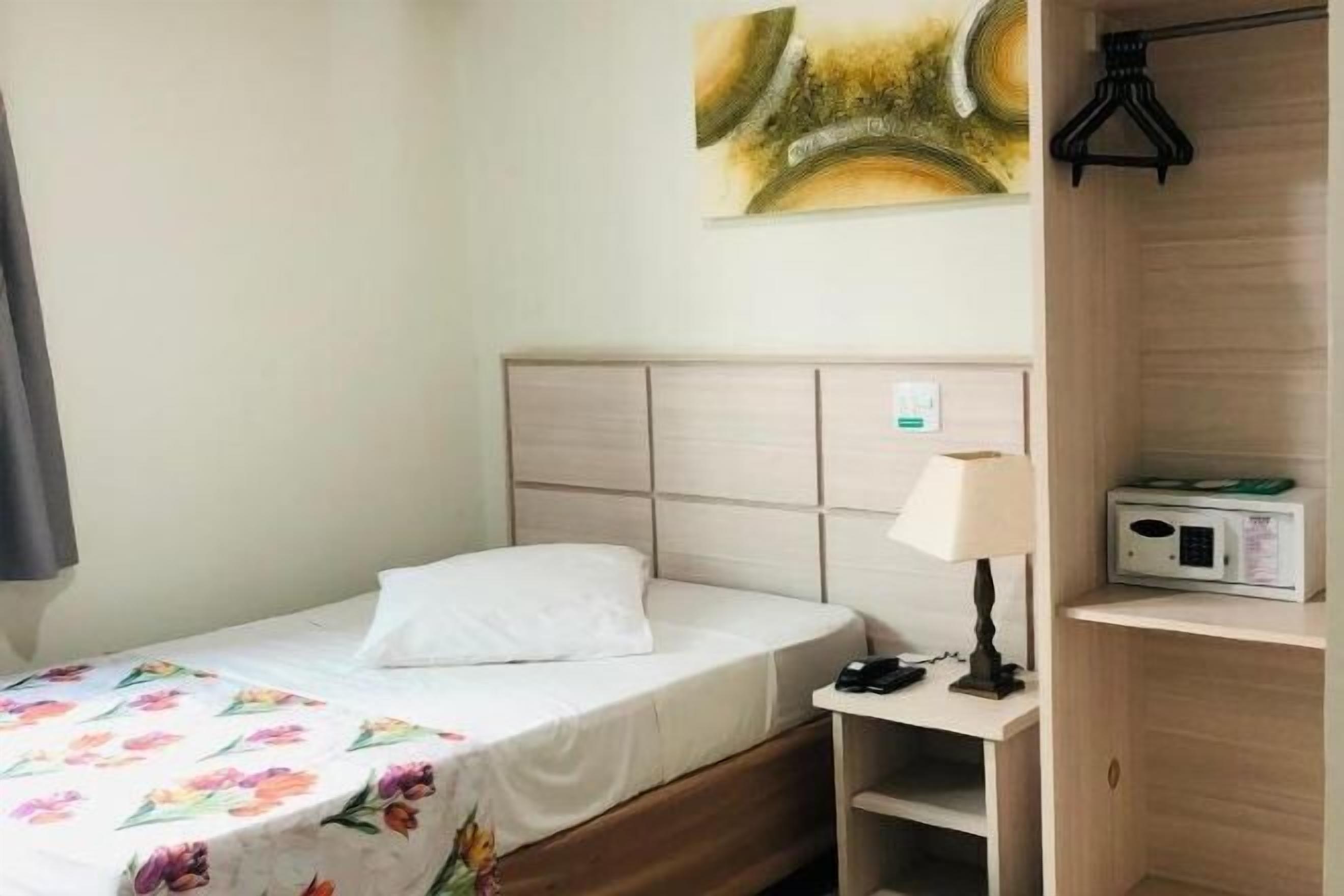 Escritorio, espacio para trabajar con laptop y cortinas blackout 