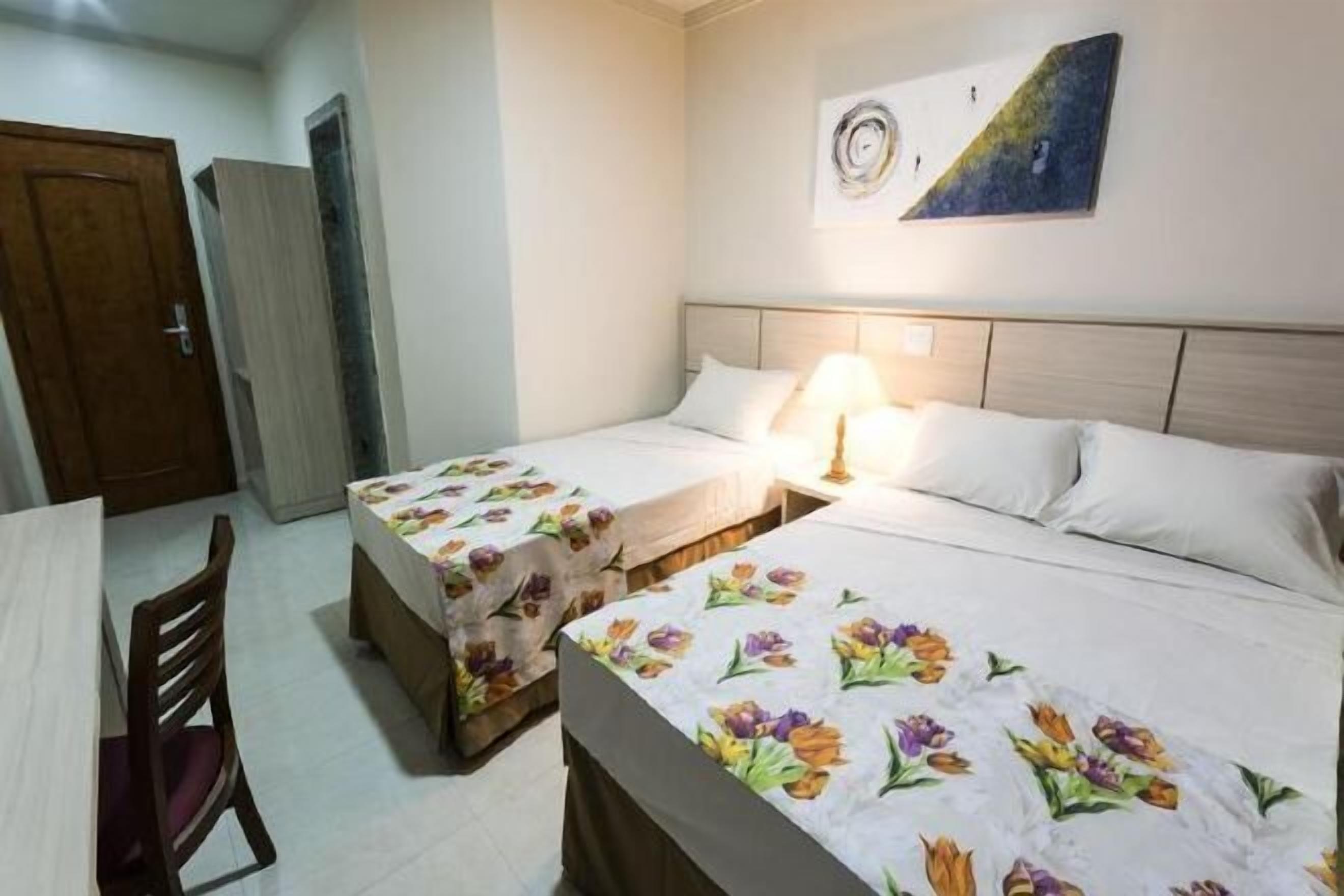 Schreibtisch, laptopgeeigneter Arbeitsplatz, Verdunkelungsvorhänge