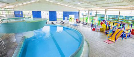 Piscine couverte, chaises longues