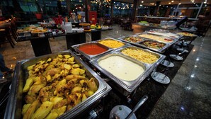 A buffet with various food options including roasted potatoes, macaroni and cheese, and pasta salad. - Hotel Golden Park Sorocaba & Convenções - by Nacional Inn (Sorocaba)