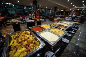 Lunsj og middag serveres