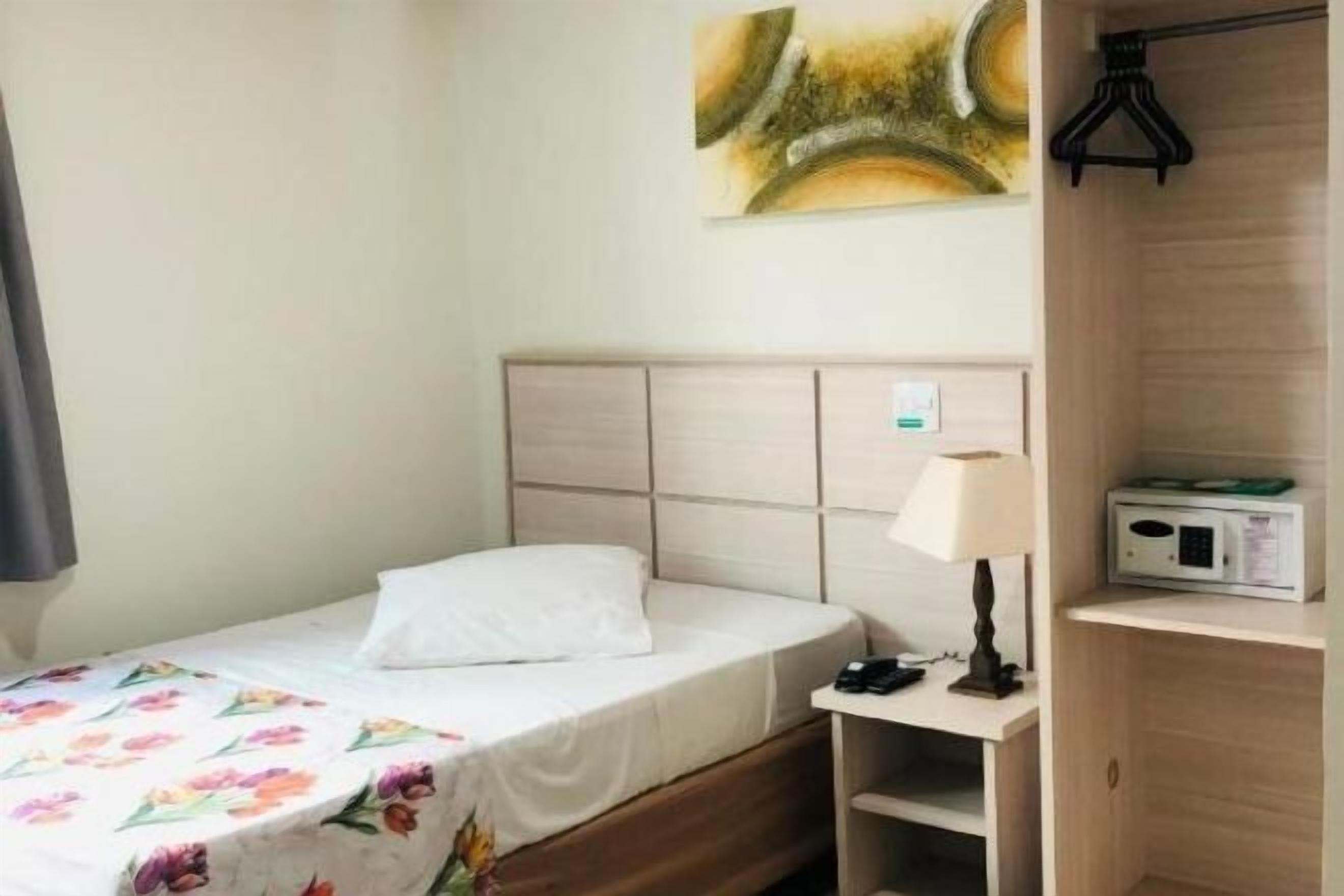 Schreibtisch, laptopgeeigneter Arbeitsplatz, Verdunkelungsvorhänge