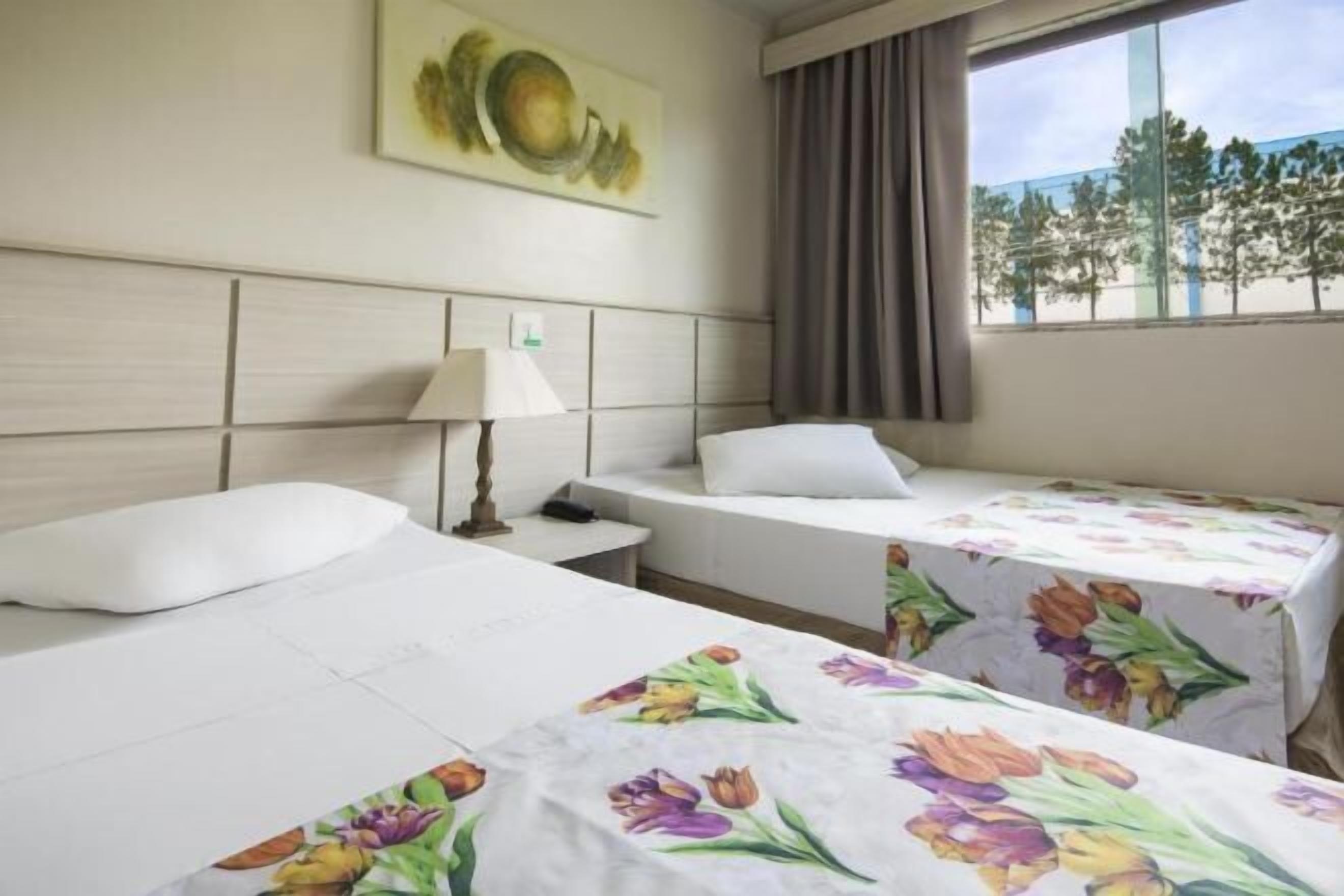 Escritorio, espacio para trabajar con laptop y cortinas blackout 