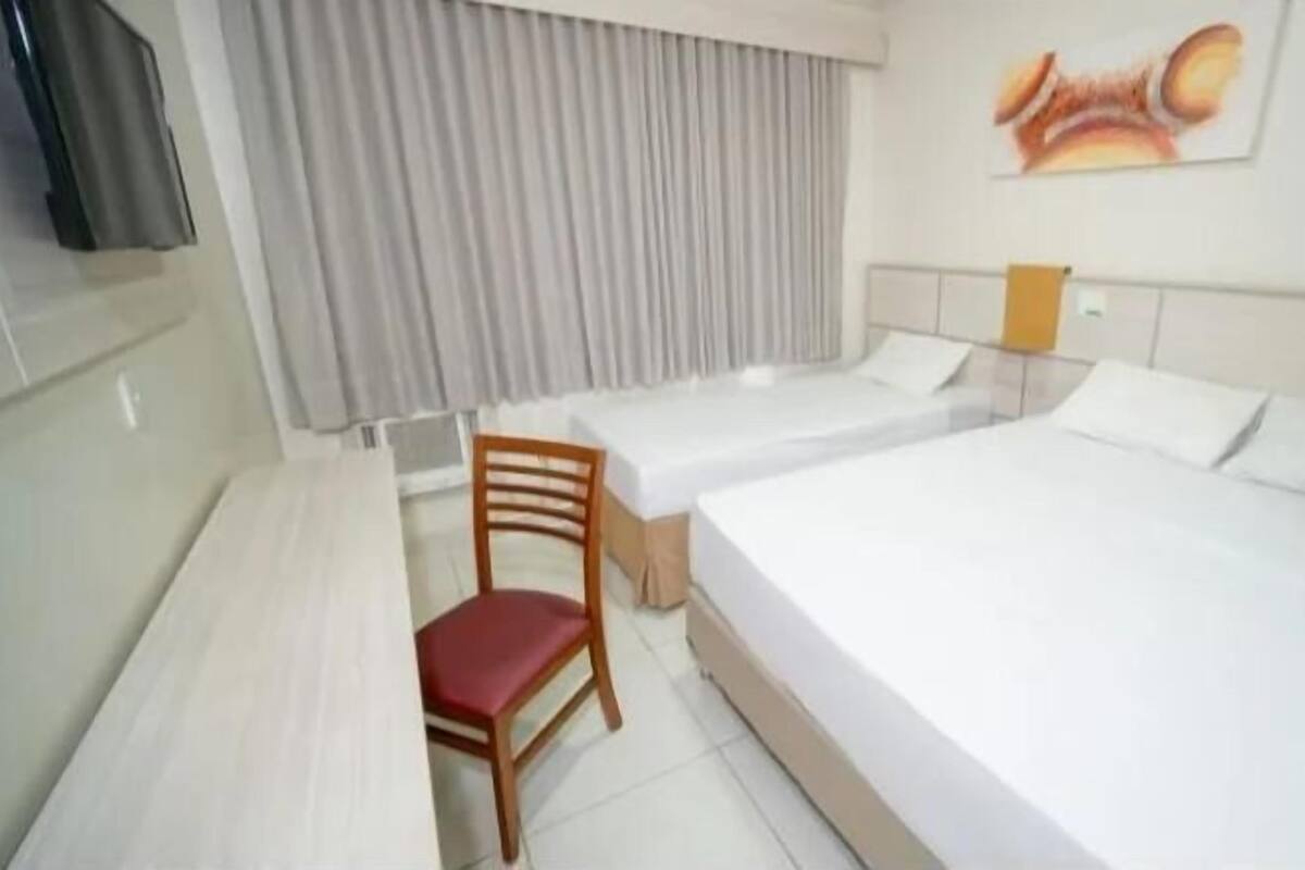 Schreibtisch, laptopgeeigneter Arbeitsplatz, Verdunkelungsvorhänge