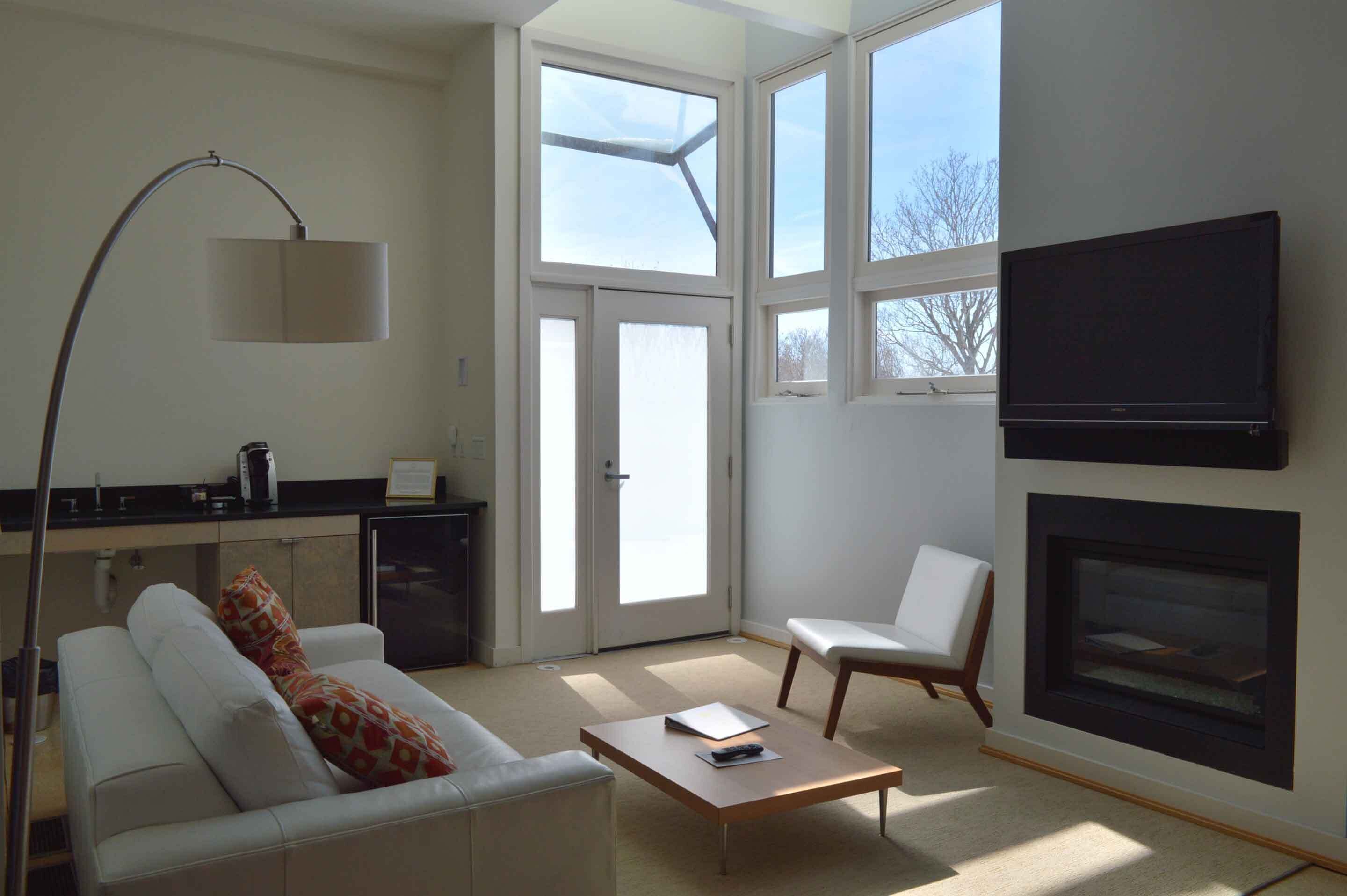 studio suite, 1 king bed | 1 bedroom, iron/ironing board, wifi, bed sheets