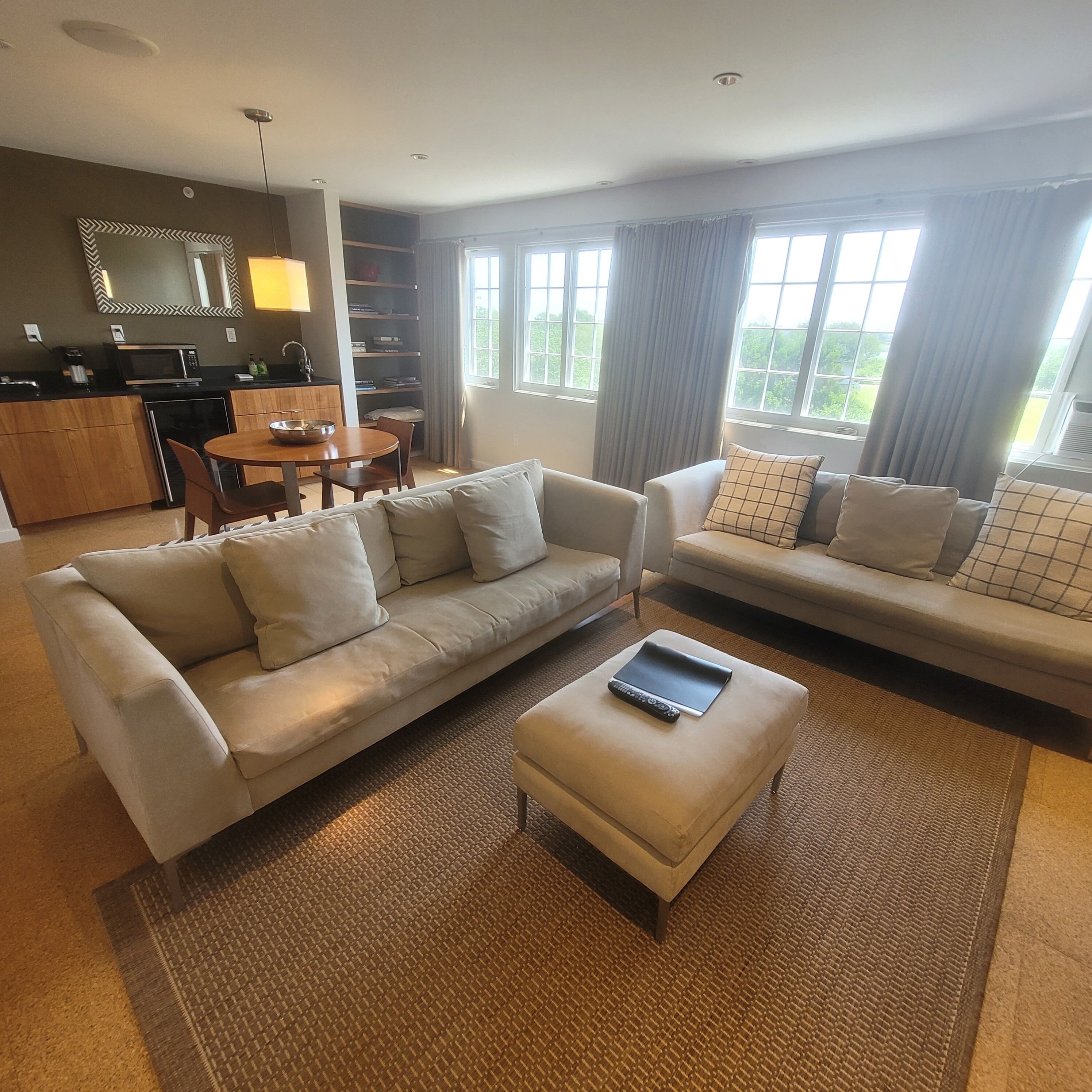 studio suite, 1 king bed, ocean view | living area | tv, books