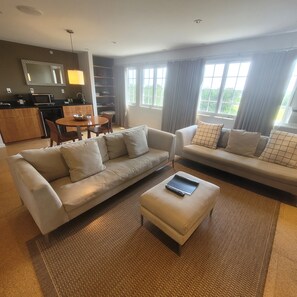 Studio Suite, 1 King Bed, Ocean View | Living area | TV, books