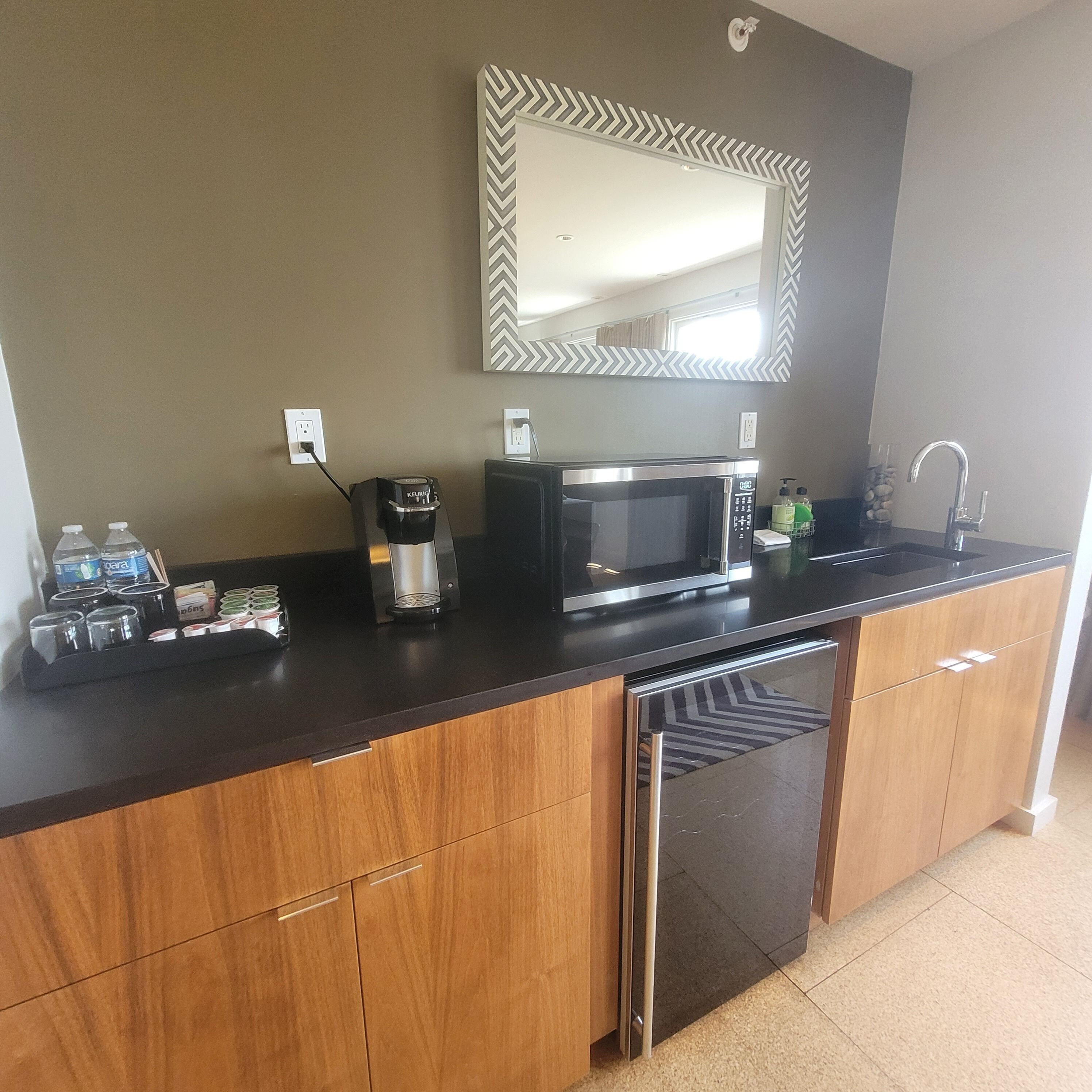 studio suite, 1 king bed, ocean view | 1 bedroom, iron/ironing board, wifi, bed sheets