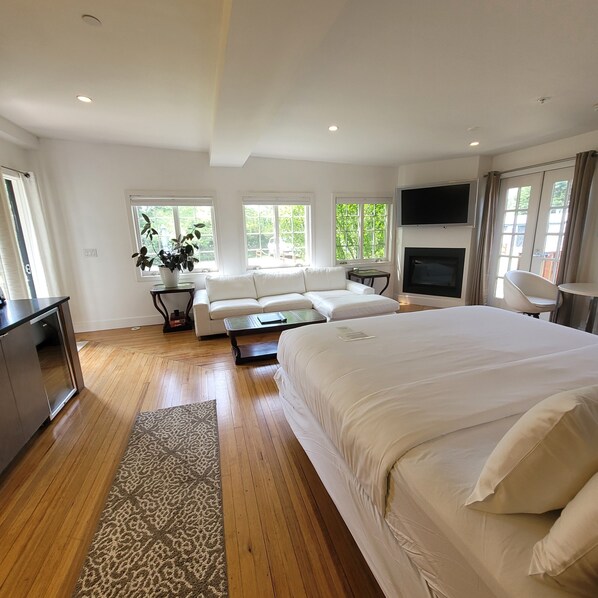 Studio Suite, 1 King Bed | Iron/ironing board, WiFi, bed sheets