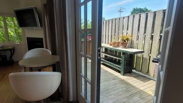 Studio Suite, 1 King Bed | Terrace/patio