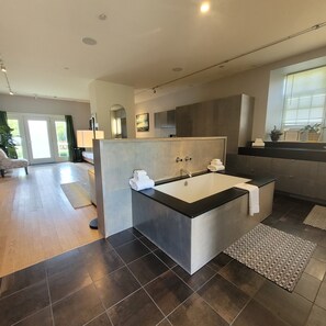 Suite estudio, 1 cama de matrimonio grande | Baño | Secador de pelo, suelo radiante y toallas