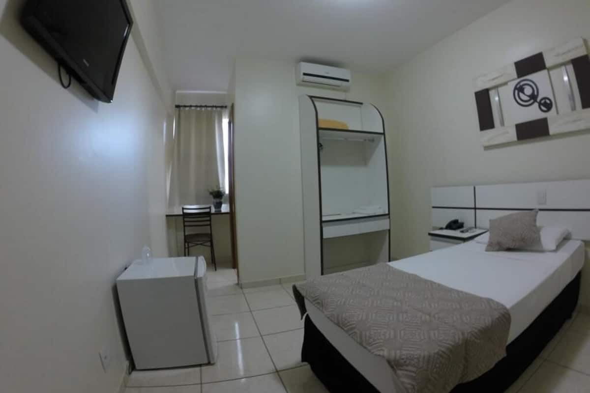 Minibar, cortinas opacas, tabla de planchar con plancha y wifi gratis
