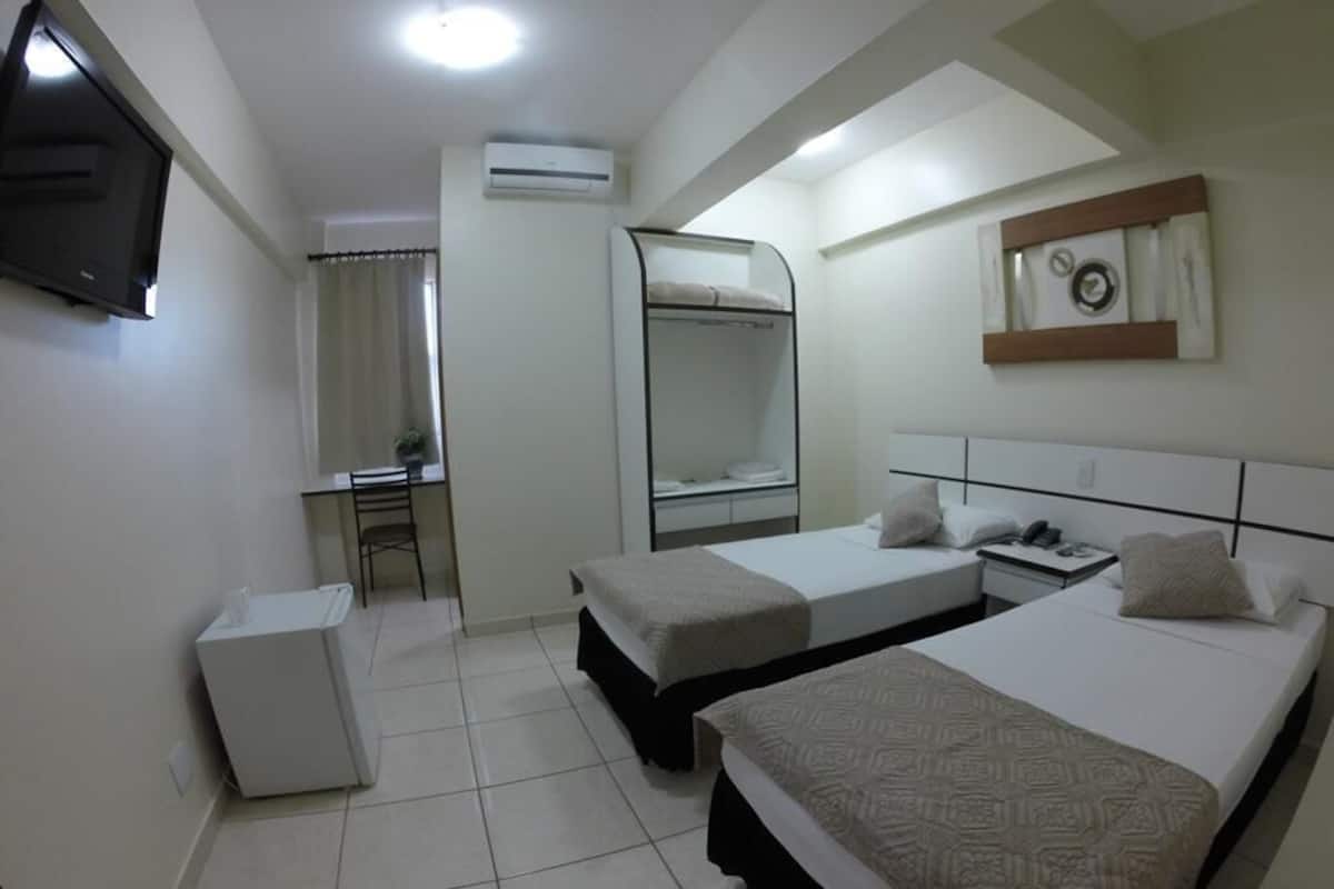 Minibar, cortinas opacas, tabla de planchar con plancha y wifi gratis