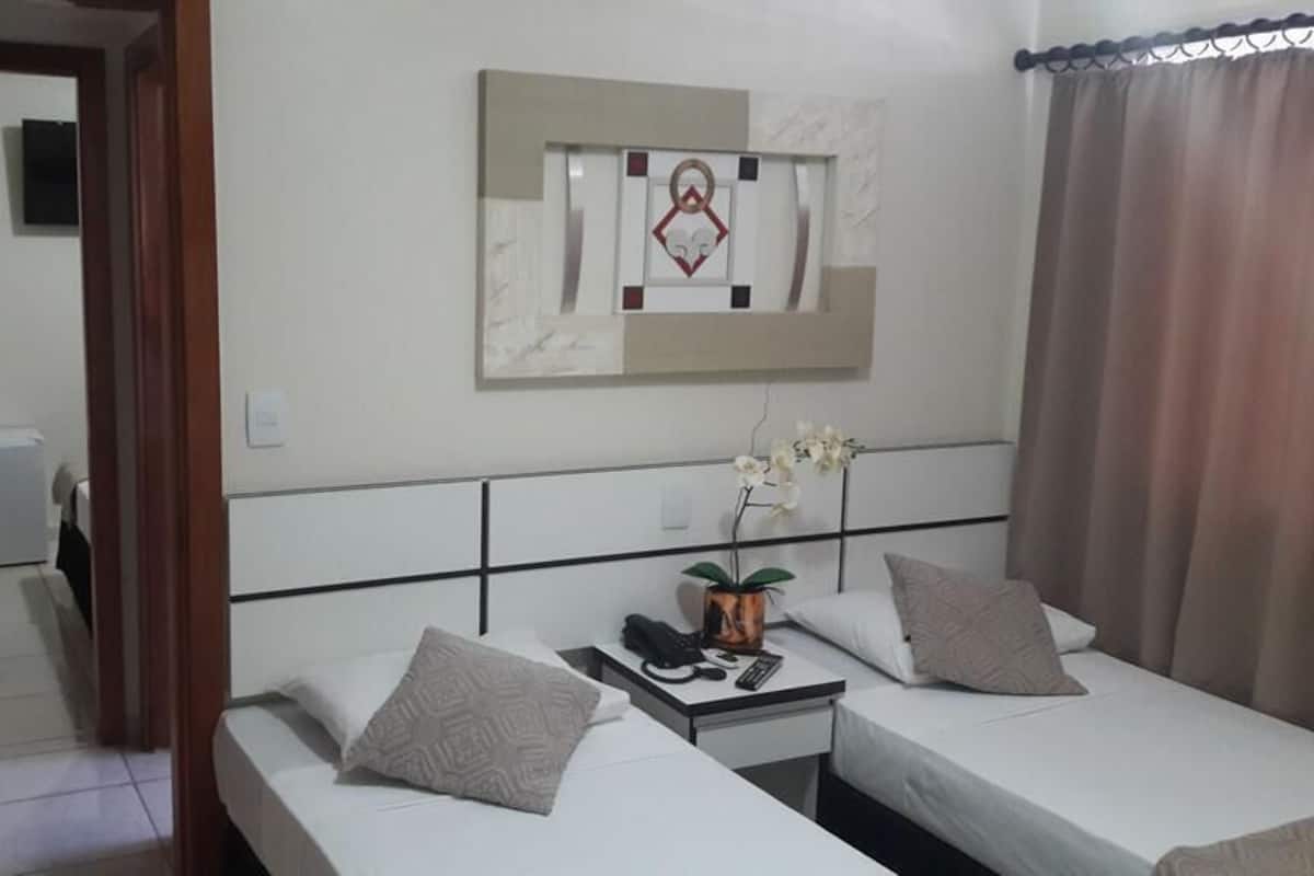 Minibar, cortinas opacas, tabla de planchar con plancha y wifi gratis