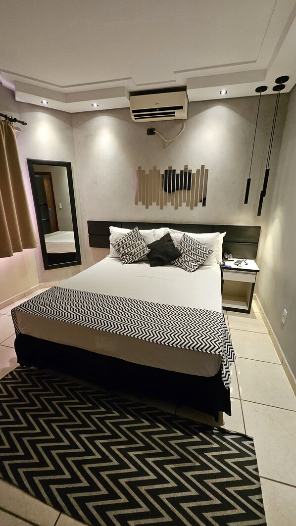 Chambre Triple Standard, plusieurs lits (01 cama casal + 01 solteiro) | Minibar, rideaux occultants, fer et planche à repasser, Wi-Fi gratuit