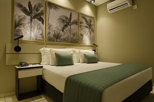 Minibar, cortinas blackout, tabla de planchar con plancha y wifi gratis 