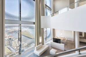 Suite, 1 très grand lit et 1 canapé-lit | Salle de bain | Baignoire et douche séparées, douche cascade