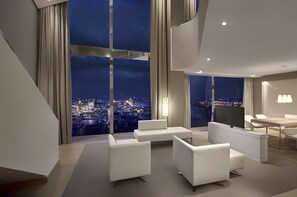 Suite, 1 cama King size y sofá cama | Ropa de cama de alta calidad y caja de seguridad en la habitación