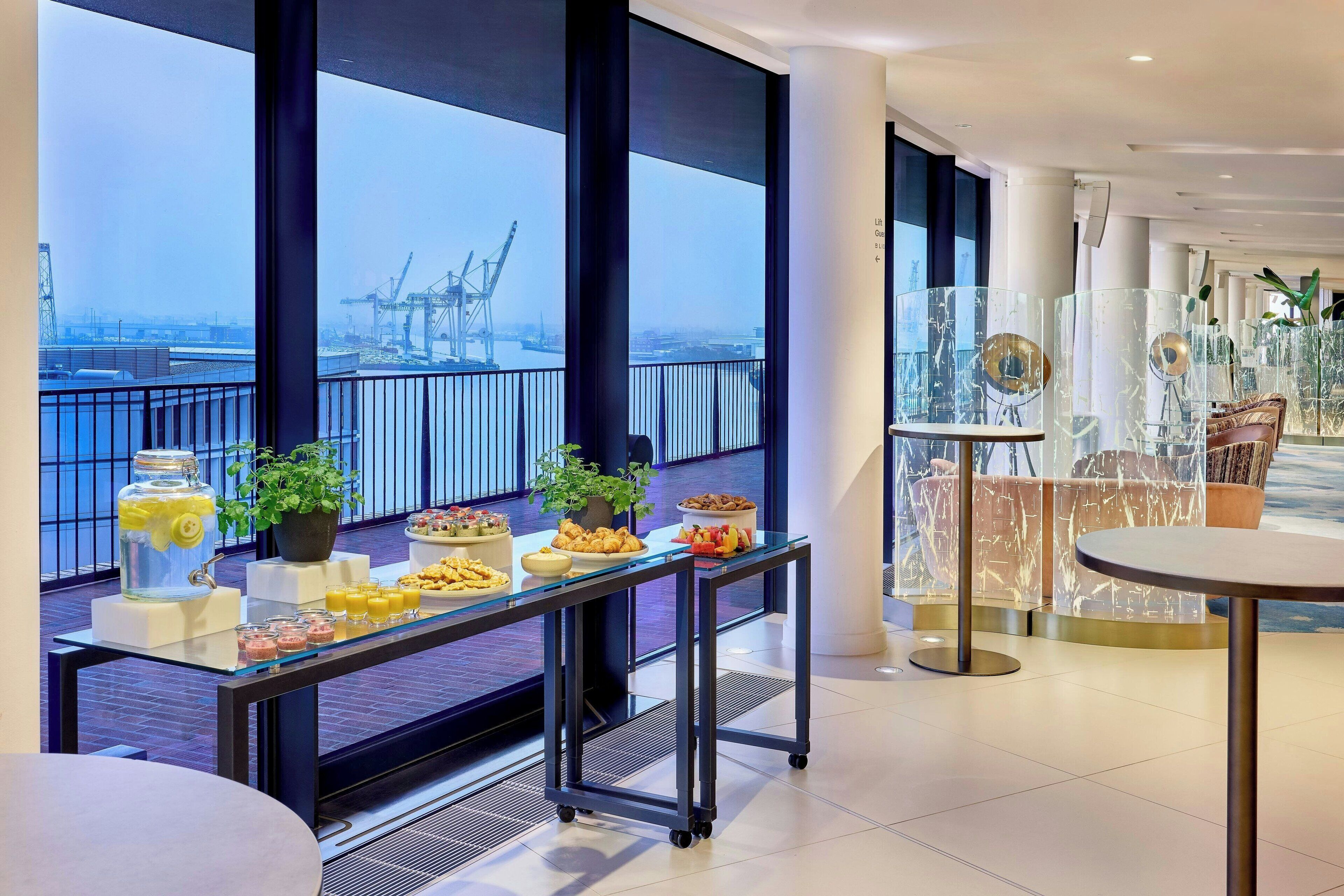 serves breakfast, lunch and dinner