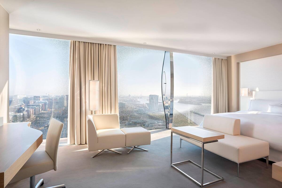 1 bedroom, premium bedding, in-room safe, desk