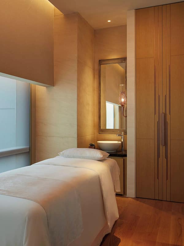 Couples treatment rooms, sauna, hot tub, steam room, body treatments