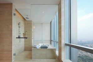 Junior-Suite, 1 Schlafzimmer | Badezimmer | Badewanne und Dusche (separat), Komfortbadewanne, Regendusche