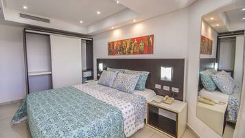 Luxury Studio, 1 Bedroom, Lanai, Beachside | 1 bedroom, in-room safe, individually furnished, blackout drapes
