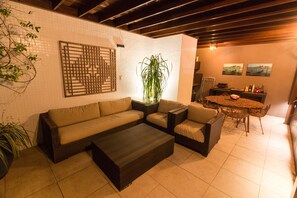 Panoramic-Penthouse, 2 Schlafzimmer, Meerblick, Strandnähe | 2 Schlafzimmer, Verdunkelungsvorhänge, schallisolierte Zimmer