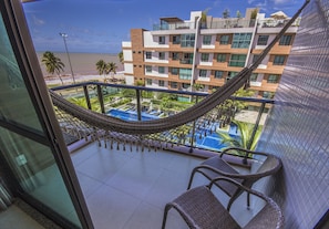 Apartamento premium, 2 quartos, vista para a praia, de frente para a praia | Vista da sacada