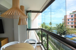 Apartamento club, 2 quartos, vista para o oceano | Sacada