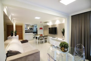 Apartamento elite, 2 quartos, vista para o mar, de frente para o mar | Sala de estar | TV