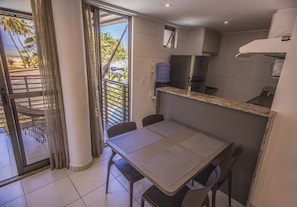 Premium-Apartment, 2 Schlafzimmer, Meerblick, Strandnähe | Eigene Kochnische