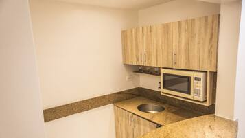 Suíte estúdio premium, 1 quarto, vista parcial para o mar, ao lado da praia | Opções para refeição no quarto