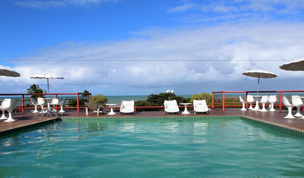 Kolam renang outdoor, dengan payung kolam renang dan kursi berjemur