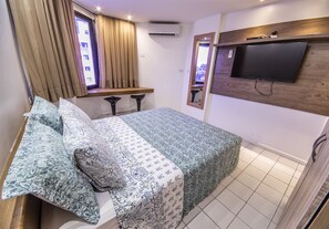 Suite Studio Premium, 1 chambre, vue partielle sur la mer, en bord de plage | 1 chambre, minibar, coffres-forts dans les chambres