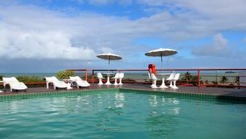 Piscina externa, guarda-sóis, espreguiçadeiras